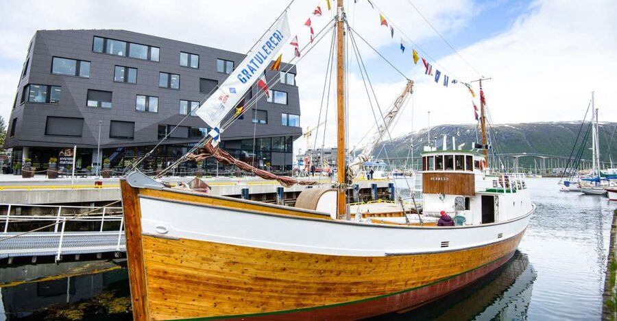 1 Hour Photo & History Cruise - Warm inside, open to the view outside