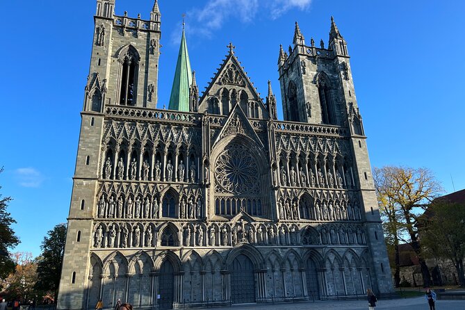 2 Hour City Walk through Trondheim - Crossing the red Old Town Bridge