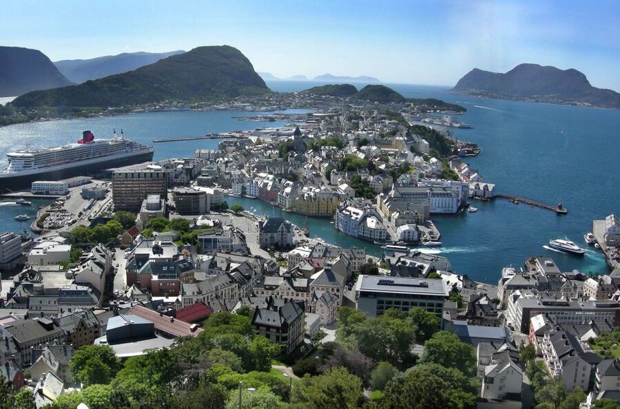 Alesund: City Sightseeing Hop-On Hop-Off Bus Tour - Timing, vouchers, and practical limits