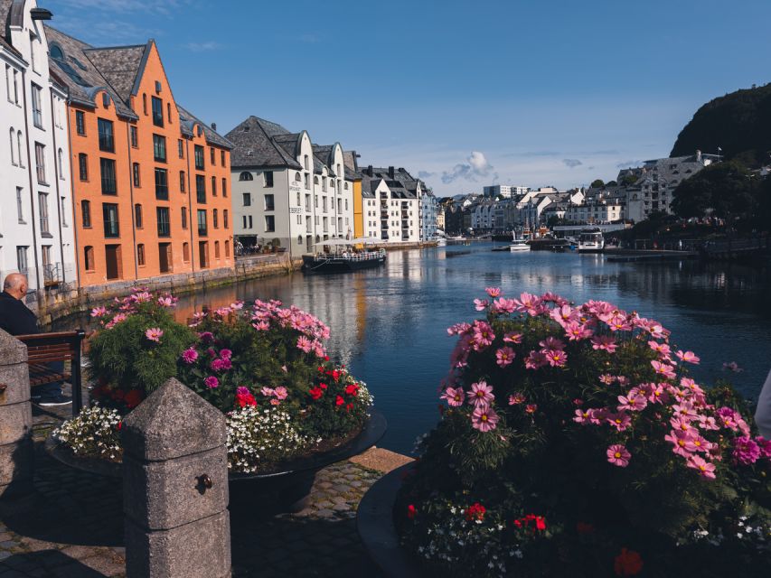 Ålesund: Guided Food Walking Tour - The Pace, Group Feel, and Social Side
