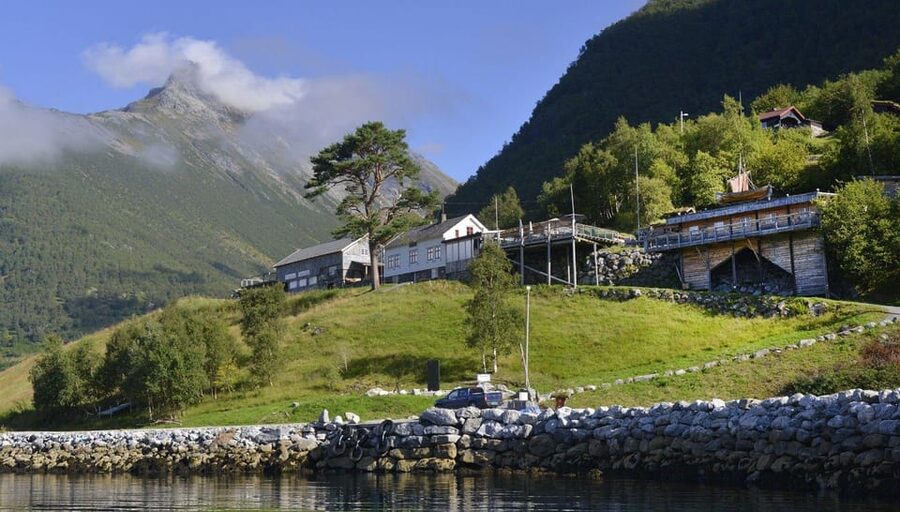 Ålesund-Trandal fjord tour with 3 hours stop at Trandal - A return cruise that completes the day