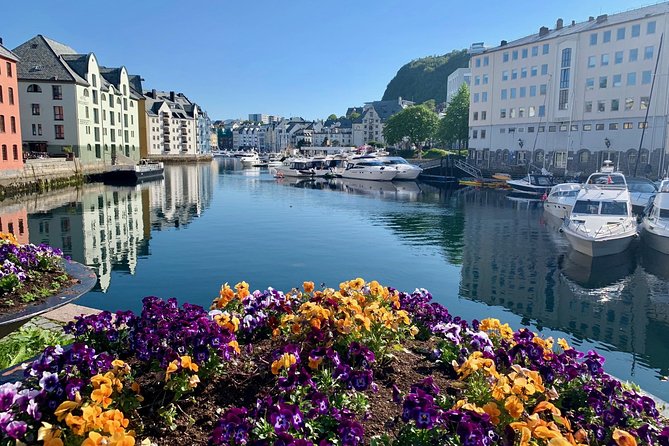 All Alesund Highlights in one tour - Alnes Lighthouse faces the open Atlantic