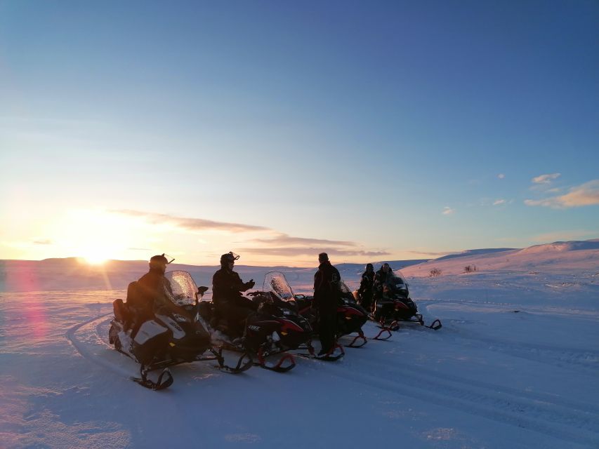 Alta: Guided Snowmobile Safari on Finnmarksvidda With Snacks - The mountain cabin stop