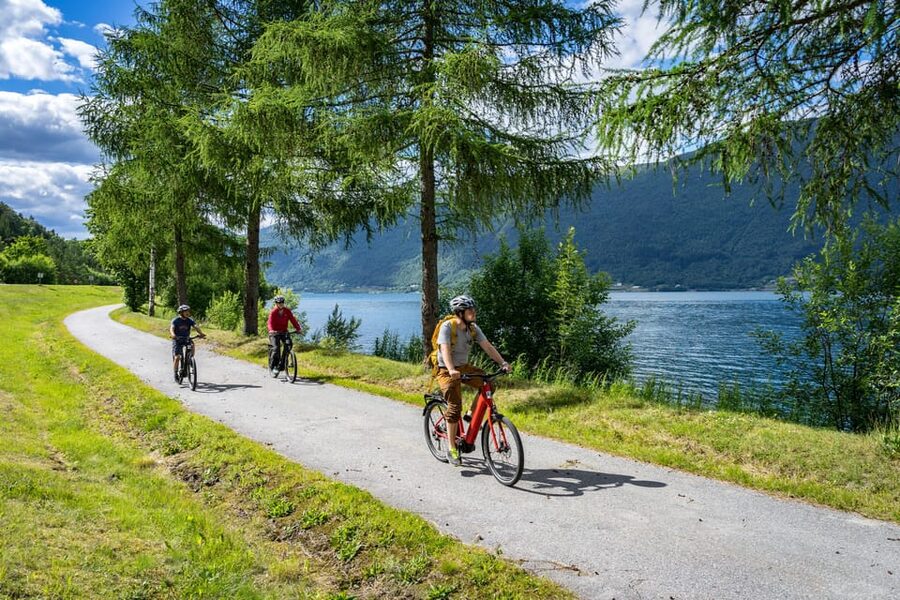 Andalsnes: Bike & Hike Adventure to Litlefjellet Summit - The one-hour climb to Litlefjellet