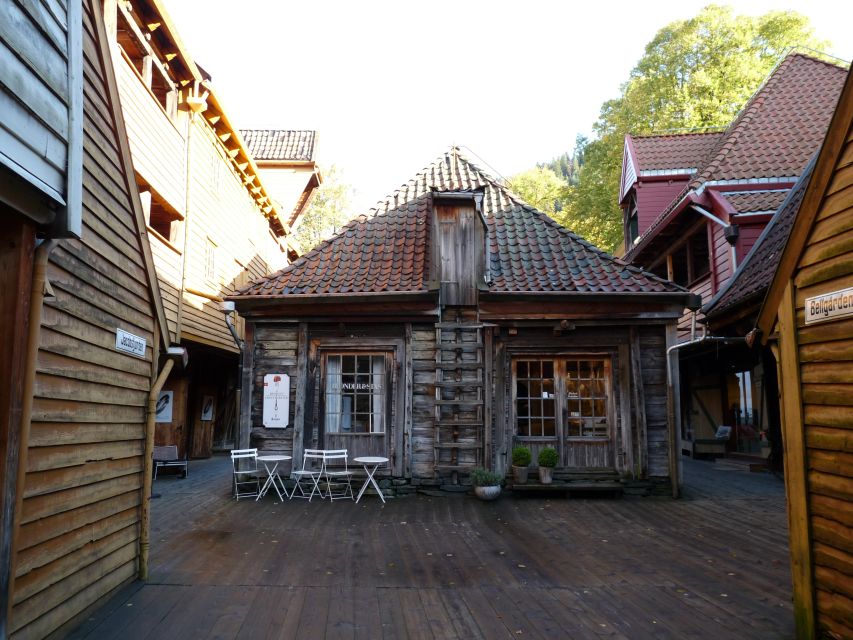 Bergen: City Tour on Foot - Starting beside Vågen and the fish market