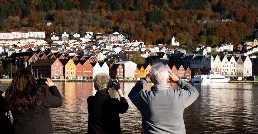 Bergen: Guided Minibus Tour with Photo Stops - Sandviken and the old fishing hamlet