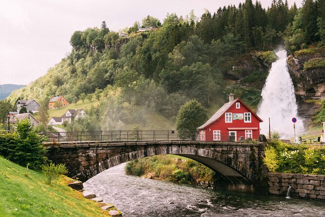 Bergen in a day, Guided tour: Old Town, Waterfalls & Waffles - What this six-hour Bergen outing actually offers