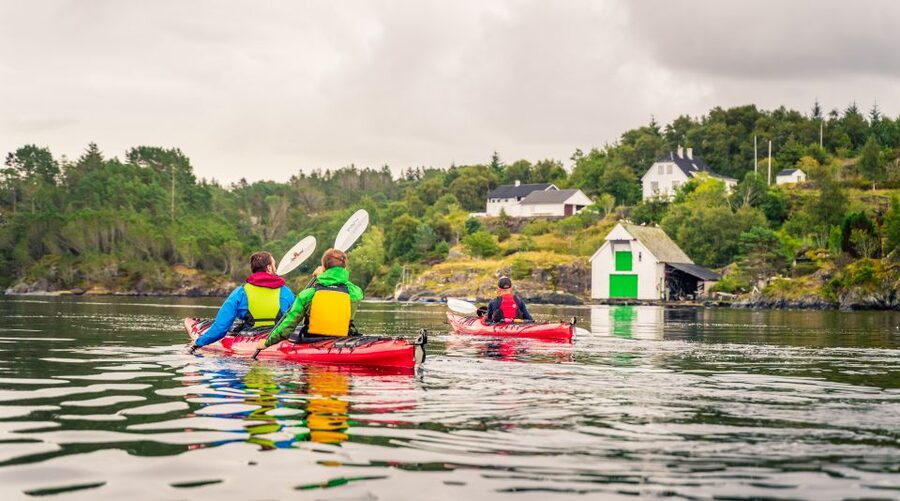 Bergen: Øygarden Islets Guided Kayaking Tour - A simple island lunch and Norwegian treats