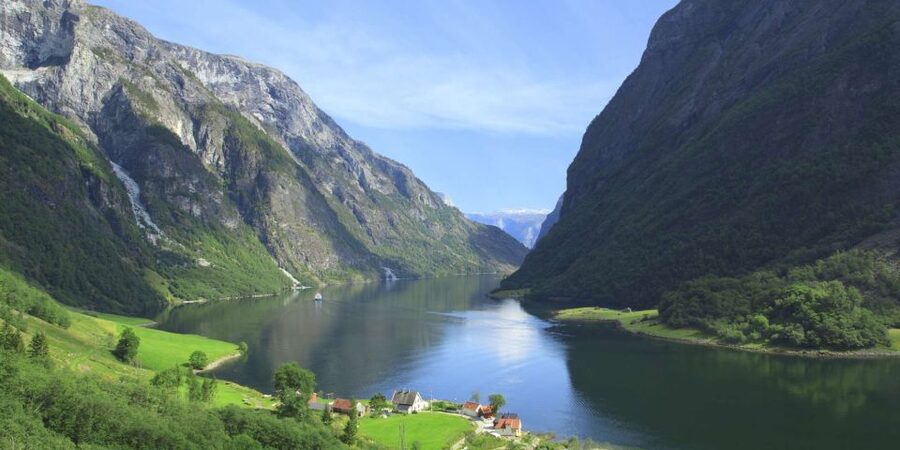 Bergen: Private Day Tour, Nærøyfjord Cruise and Flåm Railway - The guide can make or break a busy day