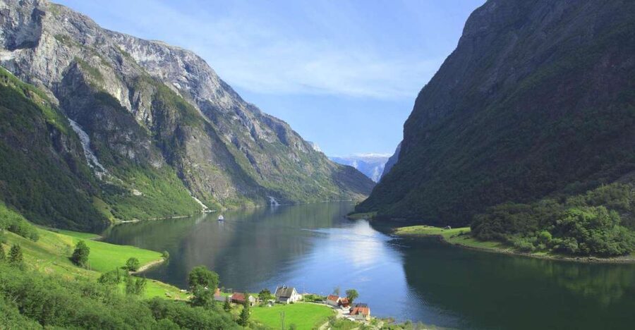 Bergen: Private Day Tour, Nærøyfjord Cruise and Flåm Railway - Tvindefossen is a good first stop