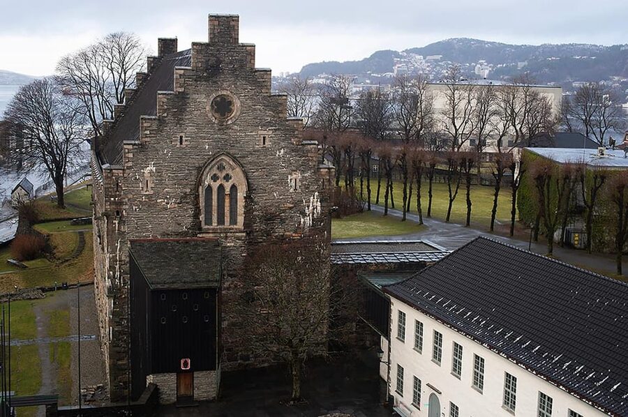 Bergen: Private tour in your own language - Torgallmenningen and the working city center