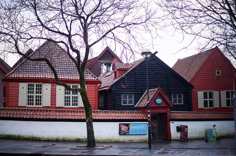 Bergen: Private tour in your own language - Bergenhus Fortress and the limits of the visit