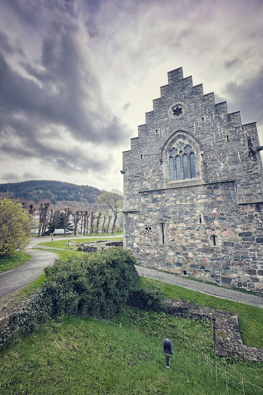 Bergen's Twilight Magic: An Evening Adventure - Harbor views, lanterns, and the changing light