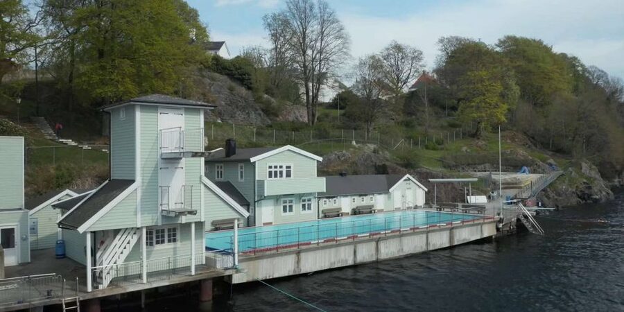 Bergen: Sightseeing Cruise of Bergen's Historic Landmarks - Homes on skerries and along the mountainside