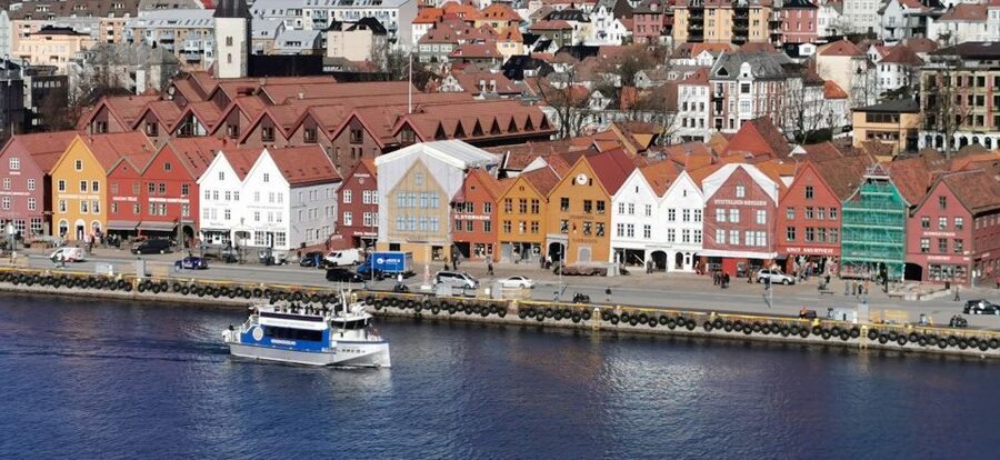 Bergen: Sightseeing Cruise of Bergen's Historic Landmarks - Nordnes Sjøbad and the return to the Fish Market