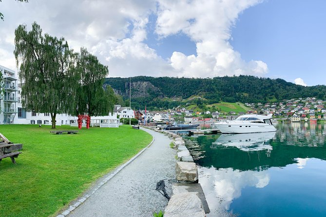 Bergen to Hardangerfjord VIP car + private yacht Fjord cruise - From Bergen to Norheimsund by private car