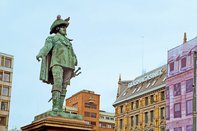 Best of Oslo Guided Walking Tour - City Hall and the harbor walk