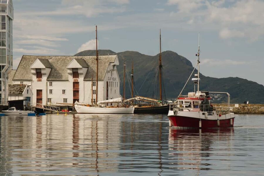 City walk in Ålesund: Art Nouveau, sea views, and insider tips - Why this Ålesund walk is more than an architecture tour