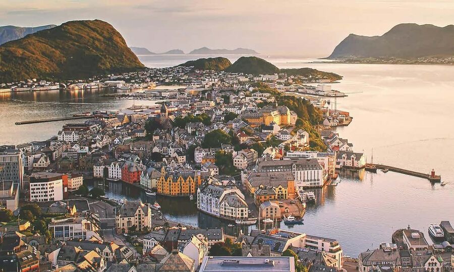 City walk in Ålesund: Art Nouveau, sea views, and insider tips - Ålesund Square and the city’s public face