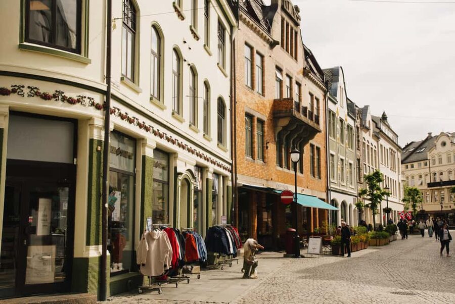 City walk in Ålesund: Art Nouveau, sea views, and insider tips - Along the harbor, where engineering meets the sea