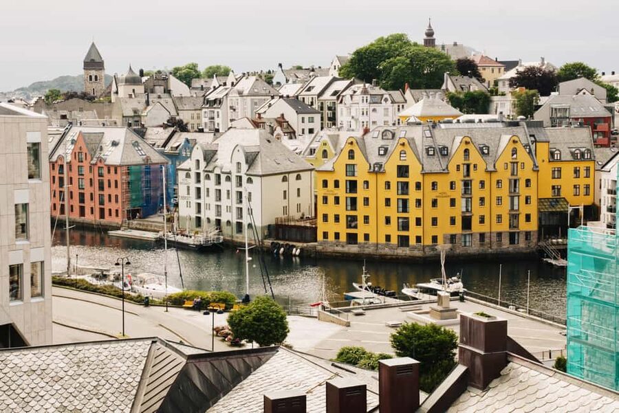 City walk in Ålesund: Art Nouveau, sea views, and insider tips - Kongens gate and the rebuilding after 1904