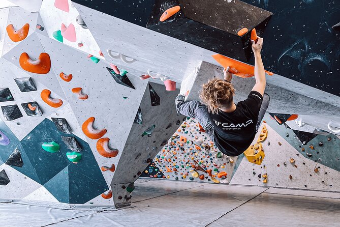 Climbing in Mørkvedhallen Klatresenter - Rope routes for a wide range of abilities