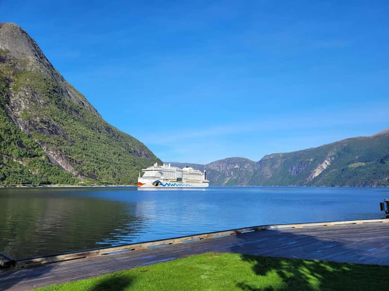 Eidfjord: Vøringsfossen Waterfalls Round-Trip Shuttle - The 30-minute drive through Eidfjord