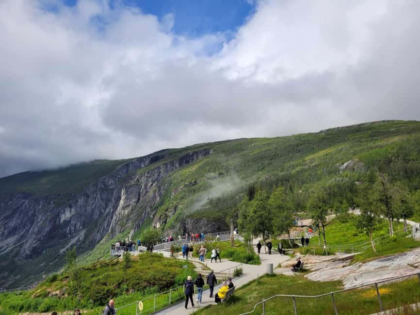 Eidfjord: Vøringsfossen Waterfalls Round-Trip Shuttle - Ninety minutes above the Måbødalen valley