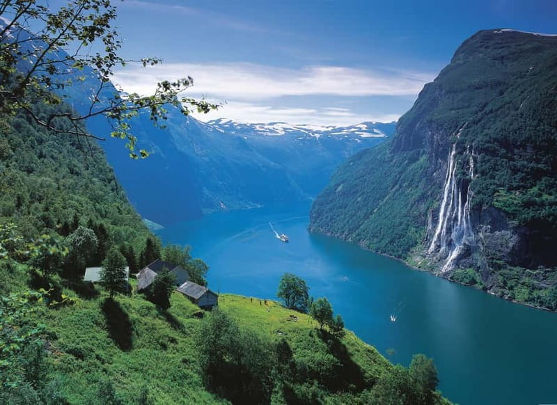 From Ålesund: Round Trip Fjord Cruise to Geirangerfjord - Weather, clothing, and what to bring