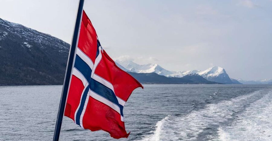 From Ålesund: Winter Fjord Cruise to Geirangerfjord - From Ålesund harbor to the mouth of the fjords