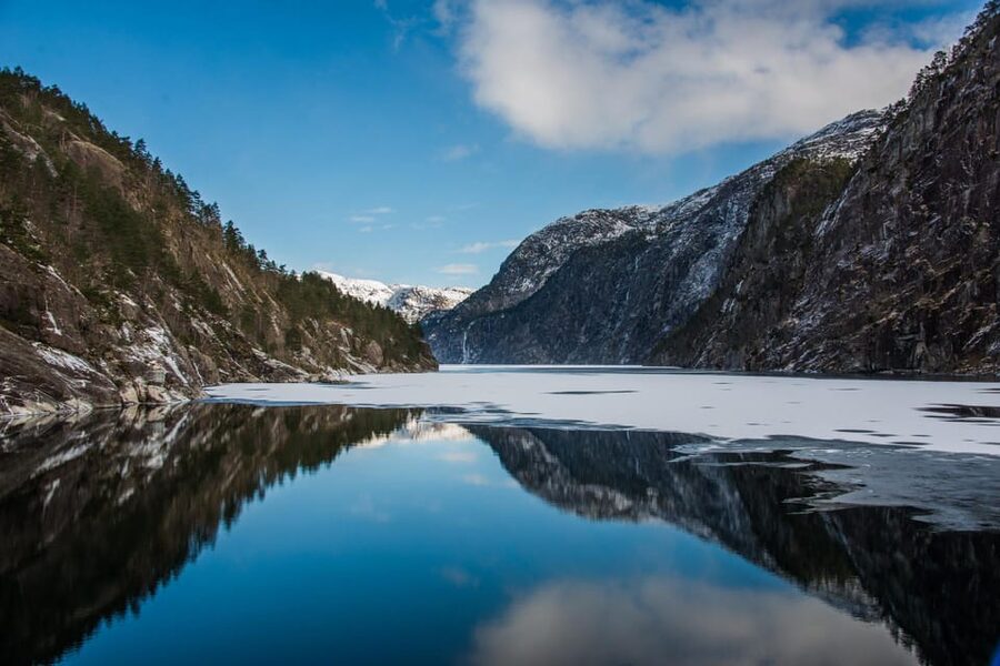 From Bergen: The Original Fjord Cruise to Mostraumen - Mostraumen and the power of narrow water