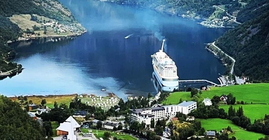 From Geiranger: Dalsnibba & Eagle Road Private Tour & Picnic - Flydalsjuvet gives you an early fjord view