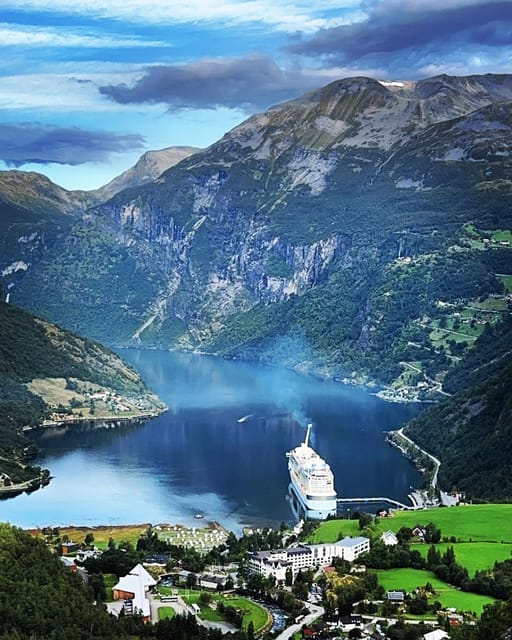 From Geiranger: Dalsnibba & Eagle Road Private Tour & Picnic - The climb to Dalsnibba changes the view