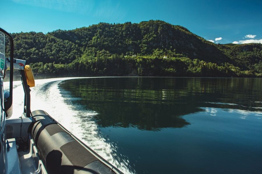 From Norheimsund: Hardangerfjord & Fyksesund RIB Fjord Tour - Turning into Fyksesund