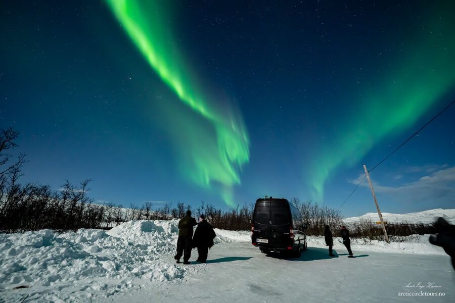 From Tromsø: Aurora Minibus Chase with Portrait and Hot Meal - Who will enjoy this most?