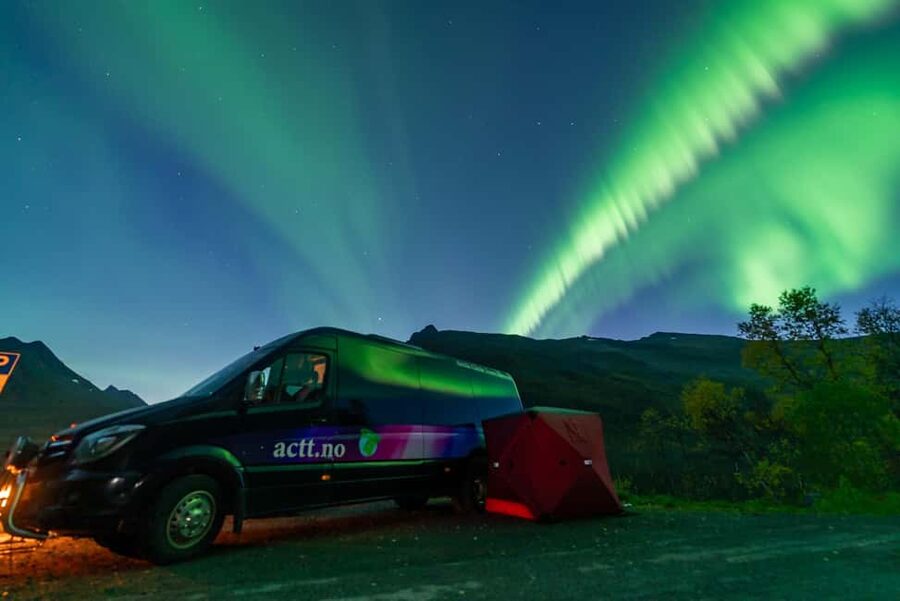 From Tromsø: Aurora Minibus Chase with Portrait and Hot Meal - How the evening usually unfolds