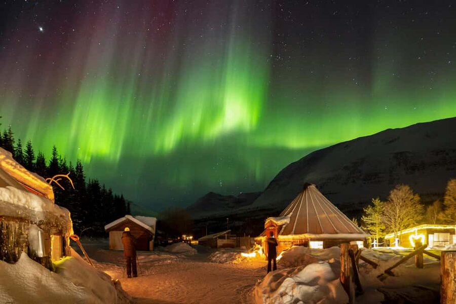 From Tromsø: Northern Lights Visit at Camp Tamok - Fire, stew, and the lávvu