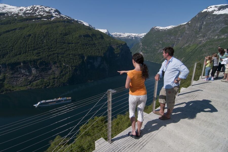 Geiranger: Bus Tour with Multilingual Audio Guide - Key points at a glance