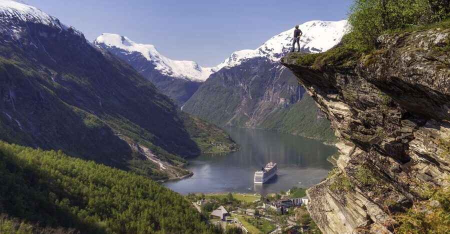 Geiranger: Bus Tour with Multilingual Audio Guide - Why the view from above matters in Geiranger