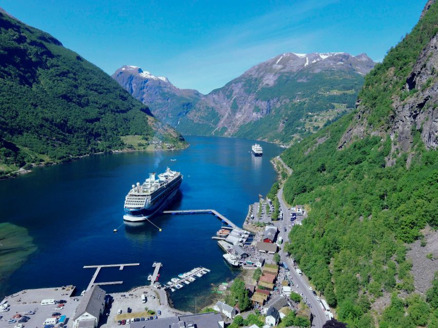 Geiranger: Bus Tour with Multilingual Audio Guide - Flydalsjuvet: the first major photo stop