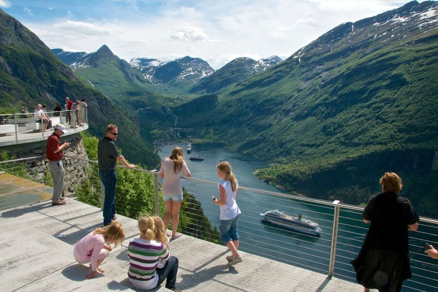 Geiranger: Dalsnibba, Flydalsjuvet, Eagle Bend & Fjords Tour - Eagle Bend looks down on the fjord