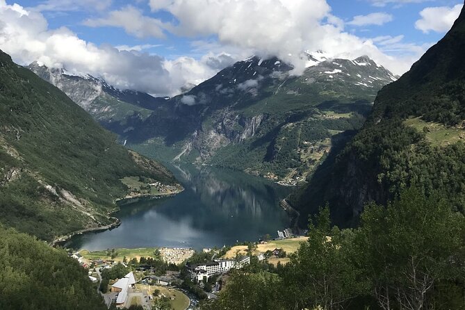 Geiranger: Excursions.no Mount Dalsnibba & Eagle's Bend - Eagle Bend looks down on the Seven Sisters
