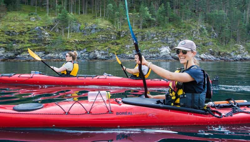 Geiranger: Kayak tour with guide - The first strokes and the guide’s briefing