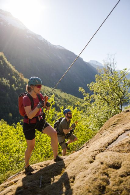 Geiranger: Rappelling tour with epic view - The final walk returns you to Geiranger