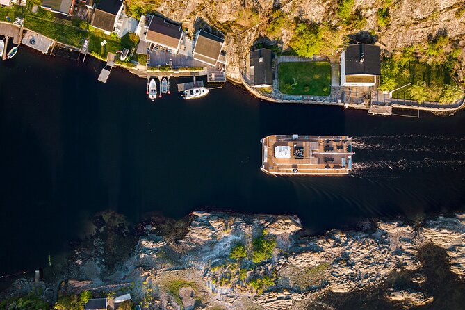 Guided Sightseeing Cruise on Oslofjord by Premium Silent Boat - Dyna Fyr and the smart use of a tiny rock