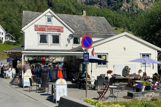 Guided tour to Hardanger Fjord, Waterfalls and Ferry Crossing - Road 550 through orchards and fjord villages