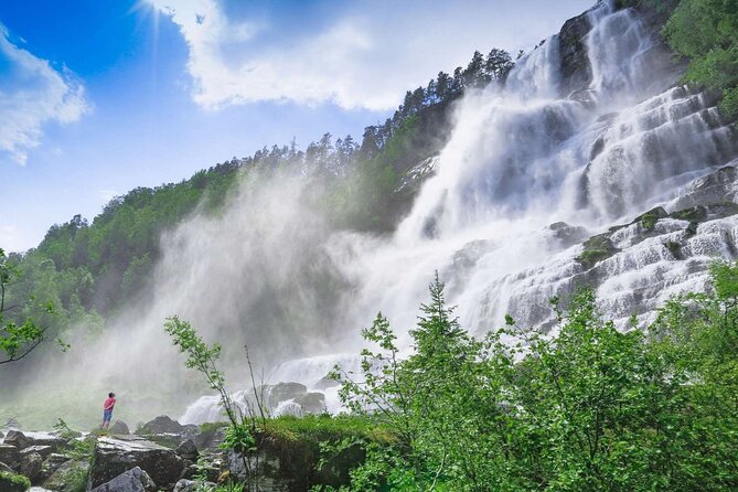 Guided Tour To Nærøyfjorden, Flåm And Stegastein - Viewpoint Cruise - Flåm: lunch and a short village visit