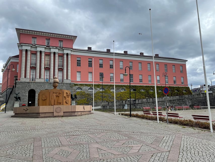 Haugesund: Guided Scenic Minibus tour of Haugesund - Kvalsvik and Jason D. Taylor’s Rising Tides