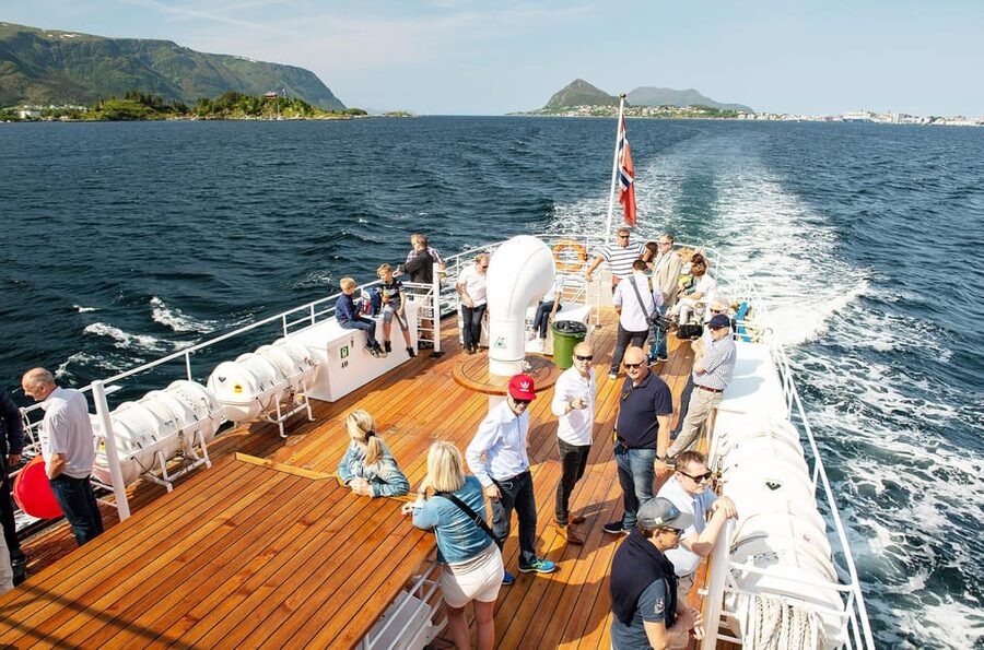 Hjørundfjord Fjord Cruise roundtrip from Ålesund - The 2.5-hour cruise from Ålesund