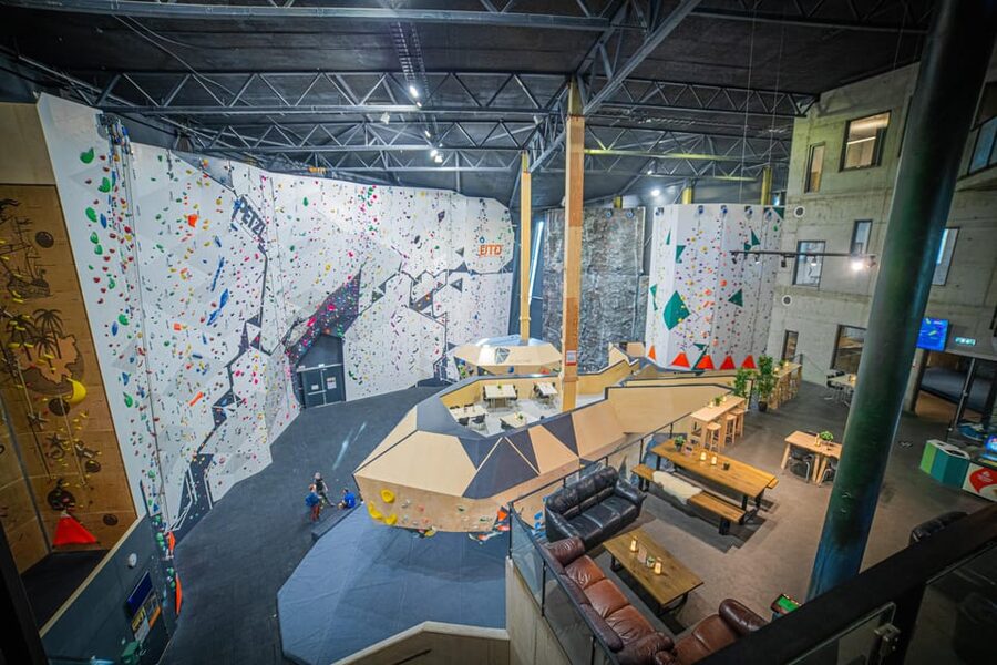 Kristiansand: Sørlandet Klatresenter Entry Ticket - Bouldering on 4.5 meter walls